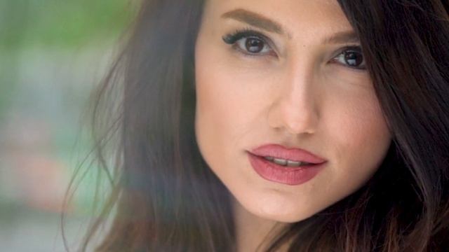 VIDEO PORTRAIT || Sony a7r III + 28mm 2.0 + 50mm 1.8 + 85mm 1.8 || Zhiyun Crane V2 смотреть онлайн