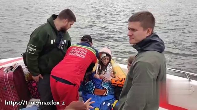 Волонтёры «Единой России» эвакуировали из Херсона мирных жителей в тяжёлом состоянии смотреть онлайн