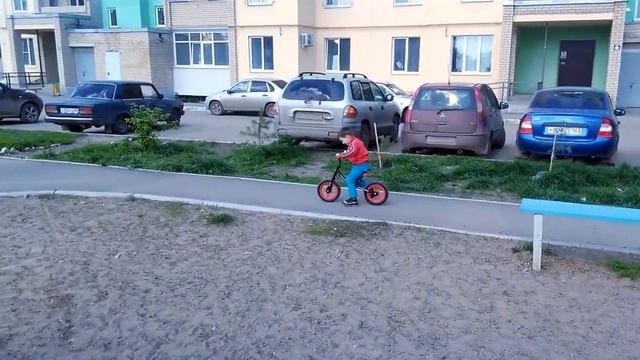 Катаемся во дворе на беговеле. смотреть онлайн