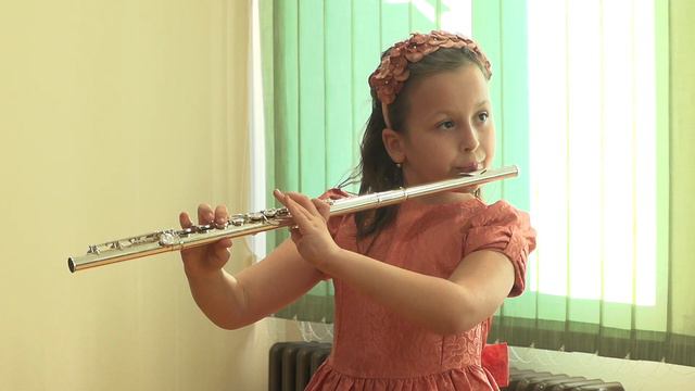 Darina Tabakova, 8yr, flute, plays Menuet and The little Beetle смотреть онлайн