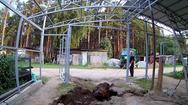 Самодельный трактор. Вытаскиваем столбики,старого сарая. смотреть онлайн