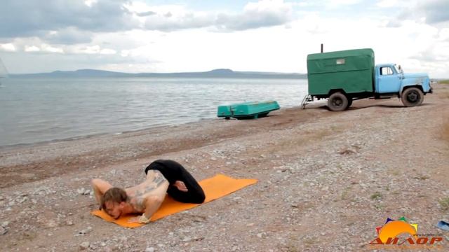 Никита Китин занимается йогой на берегу о. Беле. Хакасия. смотреть онлайн