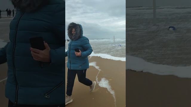 Сухогруз, вставший на мель после шторма в Витязево. Больше фото в телеге смотреть онлайн