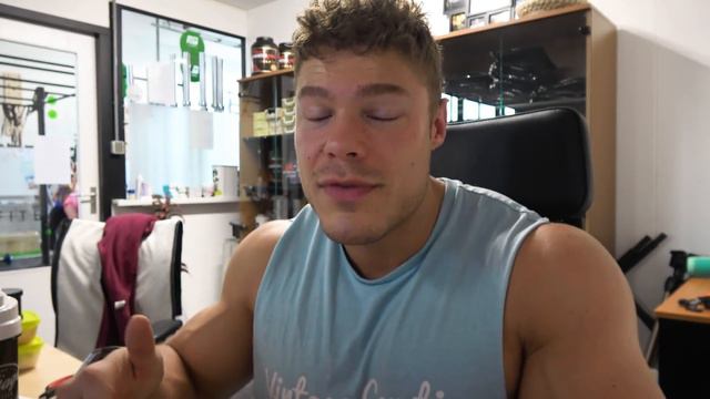Q&A with Wesley: Counting Macros Necessary? - Larger Legs? - Best Exercise for Round Delts? смотреть онлайн