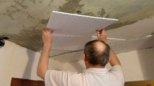 Как быстро и дёшево клеить потолочную плитку