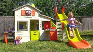 Настя и Игрушки Патруль строят Детский Домик с Горкой