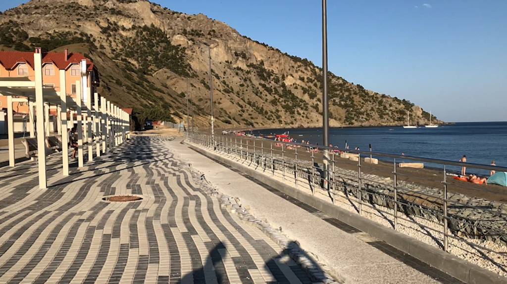 По Крыму пешком от села Весёлое до моря. Качели на новой красивой набережной Кутлакской бухты смотреть онлайн