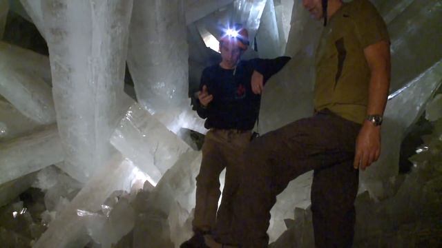 Giant Crystals In Deadly Warm Cave - Angry Planet 311 - Crystal Cave смотреть онлайн