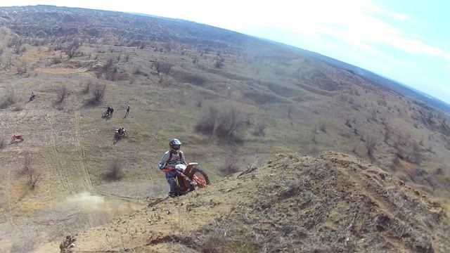 Эндуро прыжки и заезды на крутые горки в карьере