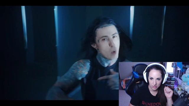 REACTION | Falling In Reverse - "Voices In My Head" | Official Music Video смотреть онлайн