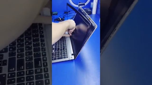 Разбил матрицу на ноутбуке! Смотри и меняй самостоятельно! #ремонтпк #ремонтноутбуков #матрица смотреть онлайн