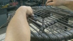 Простой круглый столик из искусственного ротанга.