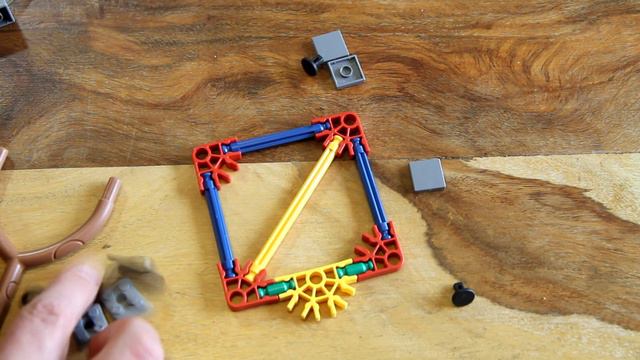 Just having Fun with Angry Birds Yellow Bird vs Medium Minion Pig K'nex смотреть онлайн