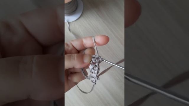 БОМБИЧЕСКИЕ ГАЛОЧКИ ИЗ РАФИИ!!!Узор косые галочки крючком!!! смотреть онлайн