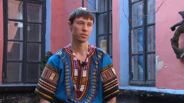 Михаил Назар и его игра на нетипичных музыкальных инструментах (ЛИЦА УЛИЦ)