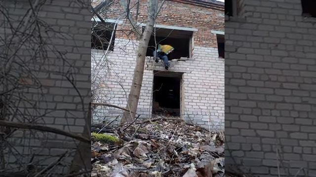 Аккордеонист играет в окне на фасаде заброшеного здания! смотреть онлайн