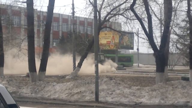 вот так чистят тратуар в Саратове)