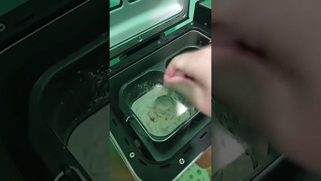 Тестуємо хлібопічку Gorenje BM1400E. Більша хлібина за іншим рецептом. смотреть онлайн