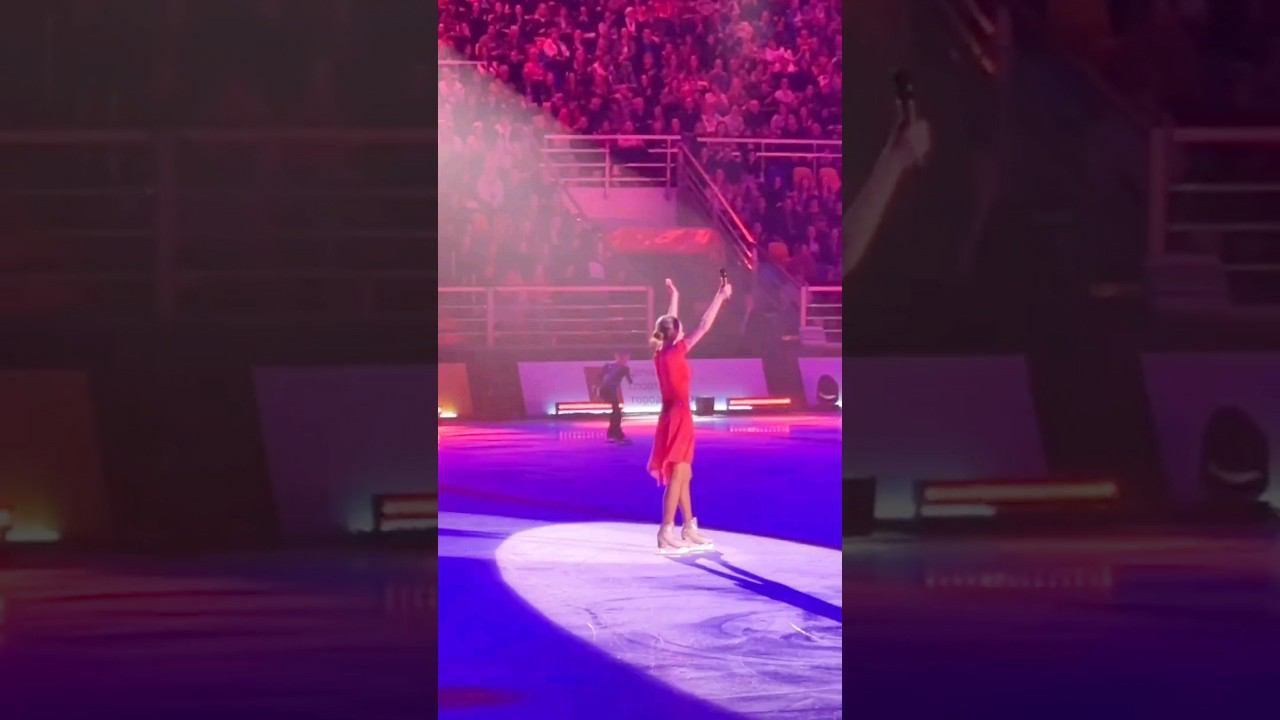 Алина Загитова после исполнения новой программы в шоу "Чемпионы на льду" в Москве (12.04.24) #shorts смотреть онлайн