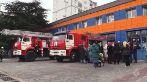 Ребята из детского сада помогли севастопольским пожарным МЧС нарядить живую ёлку перед частью