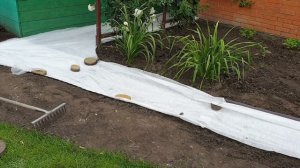 Обустройство гравийной дорожки в саду.