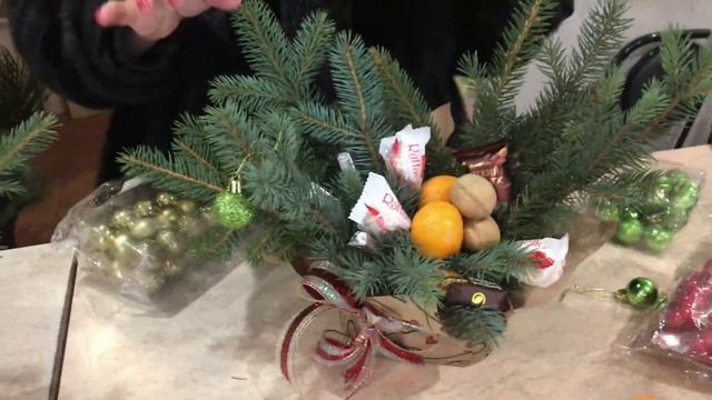 Новогодняя композиция из елок и конфет | вариант для подарка смотреть онлайн