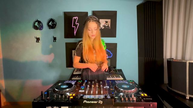 Erika Krall- KRALLING # 30 (Indie Dance, Progressive House) смотреть онлайн