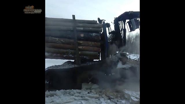 Грузовик Камаз Лесовоз с Бортовым прицепом, пытаеться проехать через замёршую зимой реку. смотреть онлайн