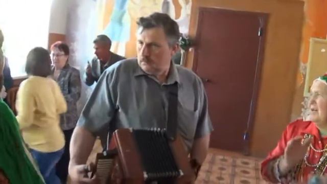 13.05.15г.Замартыновский гармонист Иван Гладышев играет в честь 70 летия победы в ВОВ. Видео Лански смотреть онлайн