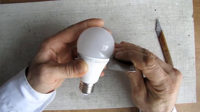 снять колпак светодиодной лампочки для ремонта замены диодов светящихся элементов смотреть онлайн