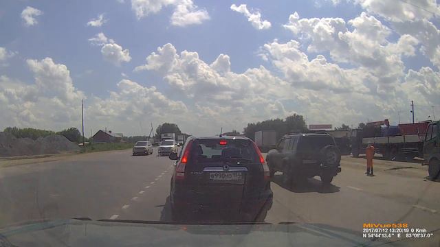 Видеорегистратор. Сбит дорожный рабочий на М-52 в Бердске смотреть онлайн
