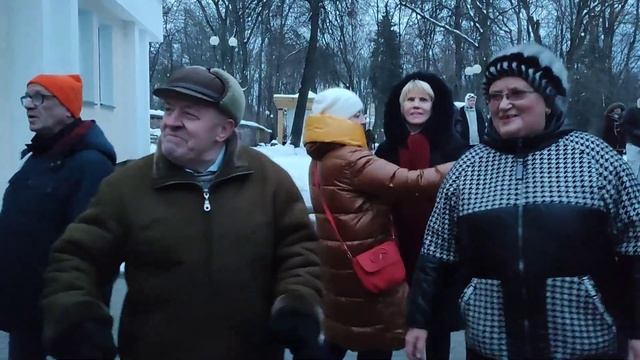 "Тополя все в пуху"...на танцполе в Гомельском парке...3.12.2022года. смотреть онлайн