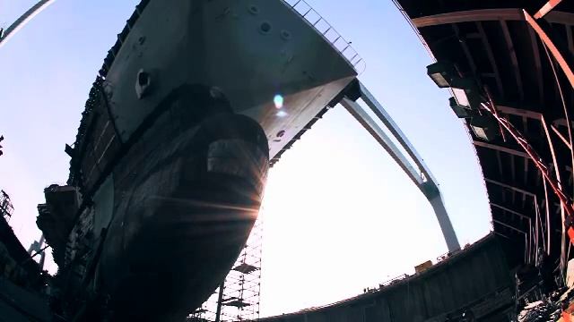 Setting the bow section of the future USS Gerald R. Ford смотреть онлайн