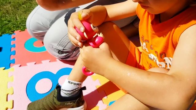 Baby and mom play with Color Monkeys singing Five little Monkeys Jumping on the bed with iFinger смотреть онлайн