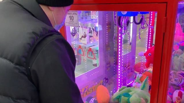 Как достать большую игрушку из автомат с игрушками за 100 рублей, лайфхак в автомате с игрушками смотреть онлайн