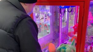 Как достать большую игрушку из автомат с игрушками за 100 рублей, лайфхак в автомате с игрушками