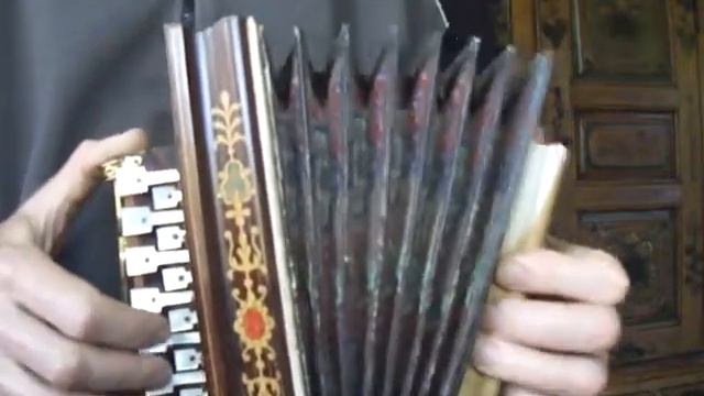 Accordeon Flutina Busson Paris ca 1845 / https://akkordeon-museum.ch/sammlung/ смотреть онлайн