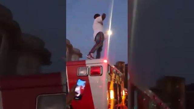 Массовая стрельба в Чикаго. Много пострадавших. Есть убитые. Приезжает скорая помощь, чтобы спасти смотреть онлайн