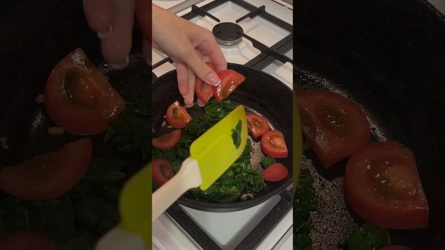 Простой и вкусный #завтрак яичница со шпинатом и помидорами? смотреть онлайн