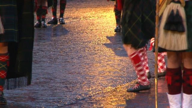 EDINBURGH CASTLE and the ROYAL EDINBURGH MILITARY TATTOO | Video Tour & Performance смотреть онлайн