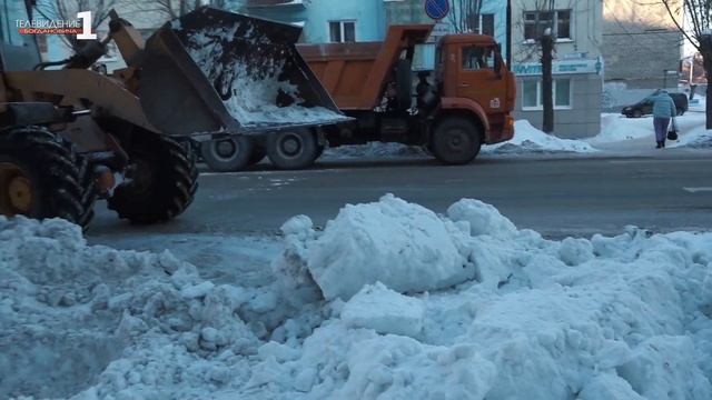 В Свердловской области 248 машин ликвидируют последствия сильного снегопада смотреть онлайн