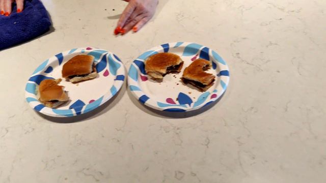 White Castle Burger Test! Microwave vs Air-fry vs Steamed смотреть онлайн