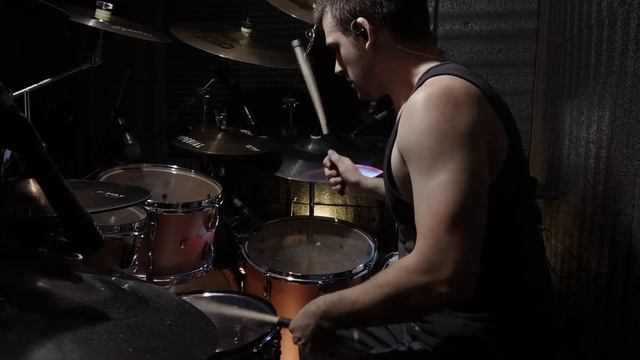 Man plays brutal blastbeats at 280bpm without triggers смотреть онлайн