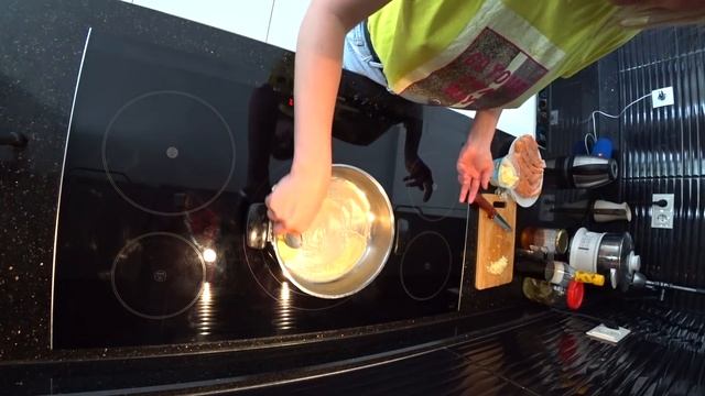 Семга с нереально вкусным соусом. Рецепт стейка из семги от Дарьи Пынзарь смотреть онлайн