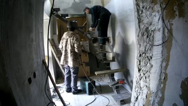 Лестница на центральном косоуре в маленькой комнате на каркасе из профильной трубы 100 на 100 смотреть онлайн