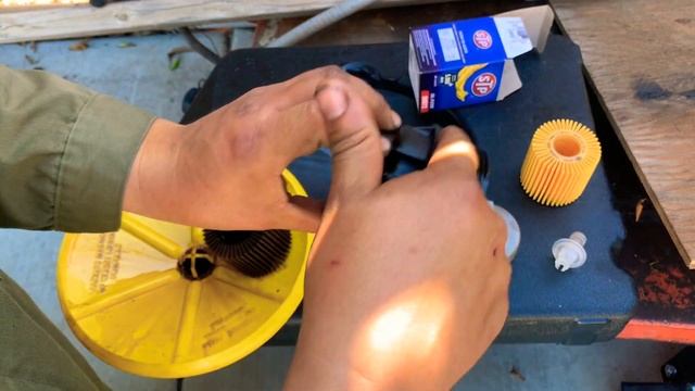 Como cambiarle el filtro cartucho de aceite a tu carro Toyota Camry @elchanojose4633 смотреть онлайн