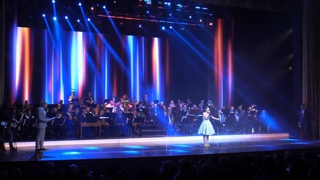 "Don't You Worry 'bout a Thing" смотреть онлайн