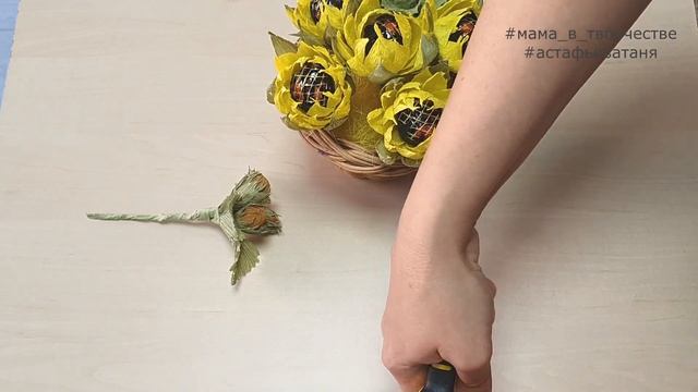 Букет из конфет. Букет из подсолнухов, орехов из гофрированной бумаги. Мастер класс. DIY. смотреть онлайн