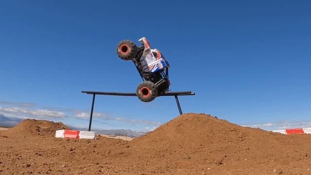 Монстр трак , невероятные трюки. смотреть онлайн