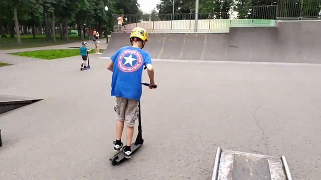 ТРЮКИ НА САМОКАТЕ | САМОКАТ ВЛОГ смотреть онлайн